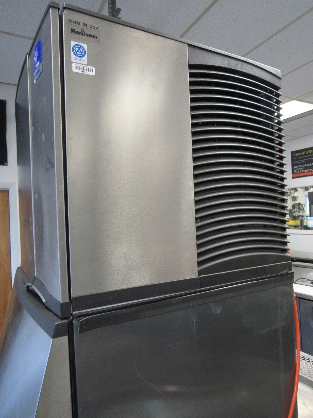 Manitowoc SY0504A Ice Machine & SPA310 Ice Dispenser and Bin(3)