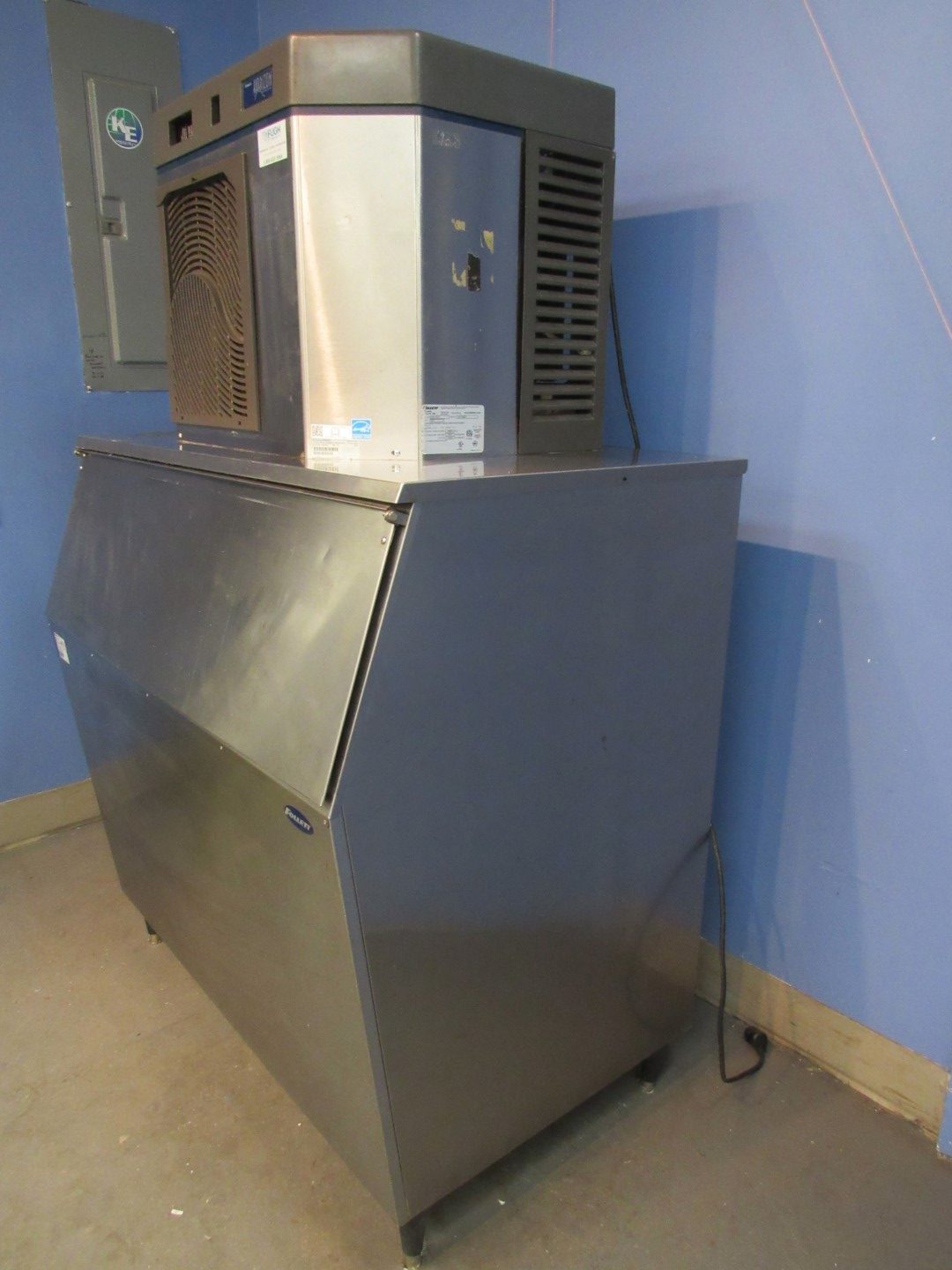 Follett Ice Machine and Bin HMC1000A 950-48 Bin 4